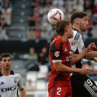 Hugo Rincón, el autor del gol del Mirandés ante el Burgos en El Plantío, remata de cabeza.