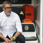 Jon Pérez Bolo, en el banquillo del Burgos CF durante un partido de esta temporada.