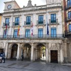 Las banderas del Ayuntamiento de Burgos ondean a media asta en señal de duelo por las víctimas de la Dana en el Levante, Andalucía y Castilla La Mancha.