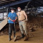 Los burgaleses César y Samuel Calvo llevan desde el martes vaciando el barro de una empresa de Chiva en Valencia.