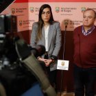 Los portavoces de PP y Vox, Andrea Ballesteros y Fernando Martínez-Acitores, tras la reunión mantenida con los representantes de Accem, Atalaya, Burgos Acoge y Cáritas.