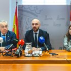 El director general de Calidad e Infraestructuras Sanitarias, Álvaro Muñoz Galindo, flanqueado por el Delegado de la Junta, Roberto Sáiz, y la Gerente de Salud de Área, Marta Puente.