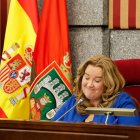 La alcaldesa de Burgos, Cristina Ayala, gesticula durante el pleno de los presupuestos de 2025.