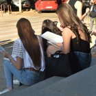 Archivo - Dos chicas repasan los apuntes en la universidad. 