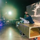 Javier Ariza y Trygve Wakenshaw ensayan una de sus escenas mientras los alumnos del Diego Marín Aguilera generan la mejor atmósfera posible.