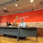 Marta Alegría, Fernando Martínez-Acitores y Raúl Martínez, tres de los cuatro concejales de Vox en el Ayuntamiento de Burgos.