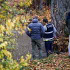 La Policía Científica, en el río Arlanzón, en busca de pruebas para esclarecer el hallazgo de un bebé muerto.