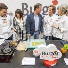 El presidente de la Diputación, Borja Suárez, y la portavoz, Inmaculada Sierra, charlan con los cocineros Ricardo Temiño, Raúl Sedano e Isabel Álvarez.