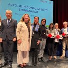 Autoridades en el acto de reconocimiento empresarial organizado por Cruz Roja.
