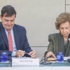 Alfonso Fernández Mañueco y la reina Sofía, durante la reunión del patronato de la Fundación Atapuerca.