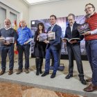 Representantes del grupo espeleológico Edelweiss posan con la nueva publicación junto con el presidente de la Diputación, Borja Suárez, y la portavoz provincial, Inmaculada Sierra.