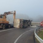 Retirada del camión volcado en la N-120 cerca de Tardajos.