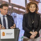 El presidente de la Diputación, Borja Suárez, y la directora general de Vivienda de la Junta de Castilla y León, María Pardo.