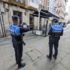 Dos agentes de la Policía Local inspeccionan una terraza.