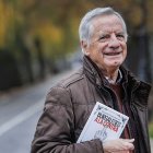 El escritor Fernando Ortega Barriuso, con un ejemplar de su última obra.