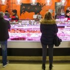 Carnicerías y pescaderías ofrecen los mejores manjares para vestir la mesa familiar en las fechas más señaladas.