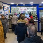 El goteo ha sido constante durante toda la jornada en las administraciones de lotería de la capital.