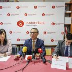 Mª Paz Lorente, Carlos Alonso de Linaje e Ignacio Gallego han presentado el informe del Colegio de Economistas de Burgos.