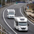 Dos autocaravanas circulan por la ronda de circunvalación de Burgos.
