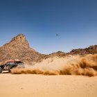 El coche 212, con la piloto burgalesa al volante, en la etapa prólogo del rally Dakar en Arabia Saudí.