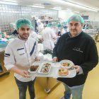 Ricardo Temiño y Víctor Manuel Hernando, en la cocina del HUBU.