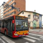 Un autobús que recorre la línea 2 entre la carretera de Arcos y el Hospital Universitario de Burgos abandona la calle San Pedro y San Felices.