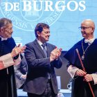 Alfonso Fernández Mañueco junto a Manuel Pérez Mateos (izquierda) y José Miguel García (derecha), nuevo rector de la UBU.