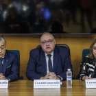De izquierda a derecha, el delegado de la Junta, Roberto Sáiz, el consejero de Sanidad, Alejandro Vázquez, y la nueva gerente de Atención Primaria, Eva María Asensio.