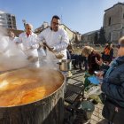 La cola de burgaleses ávidos de titos se prolongaba por todo el pueblo antiguo de Gamonal.