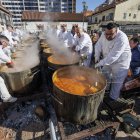 Multitudinario reparto de titos en Gamonal.