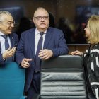 El consejero charla con la nueva gerente de Atención Primaria, Eva María Asensio, y el delegado de la Junta, Roberto Saiz.