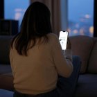 Una mujer usa una aplicación de contactos en su teléfono móvil.