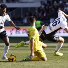 Arroyo y Curro Vázquez pelean por el balón ante un rival.