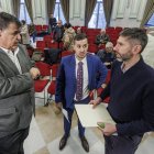 Juan Manuel Manso (izquierda), junto a dos técnicos municipales, antes de presentar los planes del Ayuntamiento con el pueblo antiguo de Gamonal.