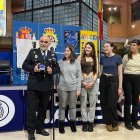 El comisario, Jesús Nogales, entregó una medalla a los integrantes de la compañía.