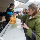 Una mujer compra los tradiciones panecillos de San Lesmes.