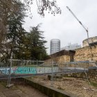 La malla metálica recrea el palacio de Alfonso X y es una de las novedades más destacables de las obras.