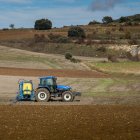 Imagen de un tractor en una tierra de labor.