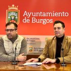 Los socialistas Julio César Arnaiz y Daniel de la Rosa, durante la presentación de las alegaciones al presupuesto municipal.