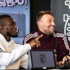 Konan bromea con Michu durante su presentación como nuevo fichaje.