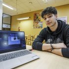 El estudiante de la Universidad de Burgos Álex da Silva muestra su trabajo sobre una arca ferrata romana.