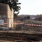 Un hombre contempla la zona destinada a la ampliación del bulevar ferroviario.