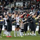 Los jugadores celebran con la afición el triunto.