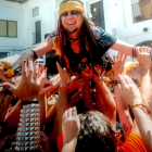 Charly Glamour, líder de Gigatrón, dándose un baño de masas durante un concierto de Bochornorama.