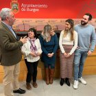 Los concejales de Medio Ambiente, Carlos Niño, y Sanidad, Mila del Campo, con la decana de Ciencias de la Salud, María Ángeles Martínez, y los psicólogos del servicio de salud joven.