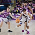 Ayoze Alonso se va de dos rivales en el pabellón Pisuerga.