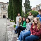 María Luz García Parra posa con María Vedia, Nuño Zamorano (ambos de pie), Aldara Castelo, Celia Saiz, Bárbara Camargo y Lucía Martín (sentadas, de derecha a izquierda).