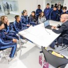 Un grupo de alumnos solicita un préstamo en Arquia para su cooperativa.