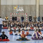 La comunidad educativa del colegio Sagrada Familia se une cada año en el tradicional Canto a las Marzas que celebran en el polideportivo.