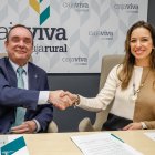 Ramón Sobremonte, director general de Cajaviva Caja Rural, sella el convenio de colaboración con la presidenta de AJE, Lucía Echevarrieta.
